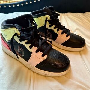 Air Jordan 1 mid “glow in the dark”